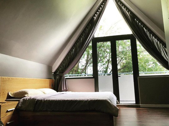 Phòng ngủ trên tầng áp mái hiện đại và tràn ngập ánh sáng. Ảnh: FBNV