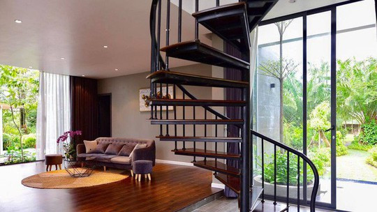 Phòng khách bố trí đơn giản với thảm trải sàn, sofa nhung sang trọng. Ảnh: FBNV