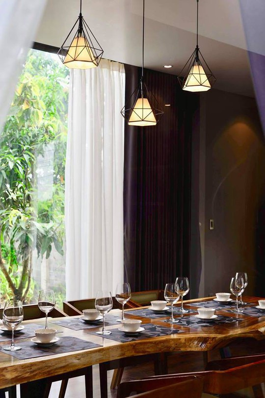 Bàn ăn sử dụng chất liệu gỗ tự nhiên. Ảnh: FBNV