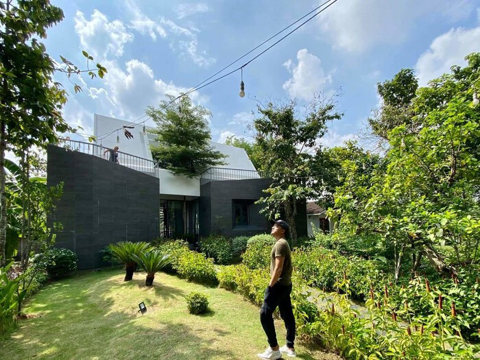 Ngoài căn biệt thự ven sông sang trọng ở TP HCM, Cao Thái Sơn còn sở hữu một căn nhà vườn theo lối kiến trúc đương đại đẹp mê mẩn ở Long An. Ảnh: Yan