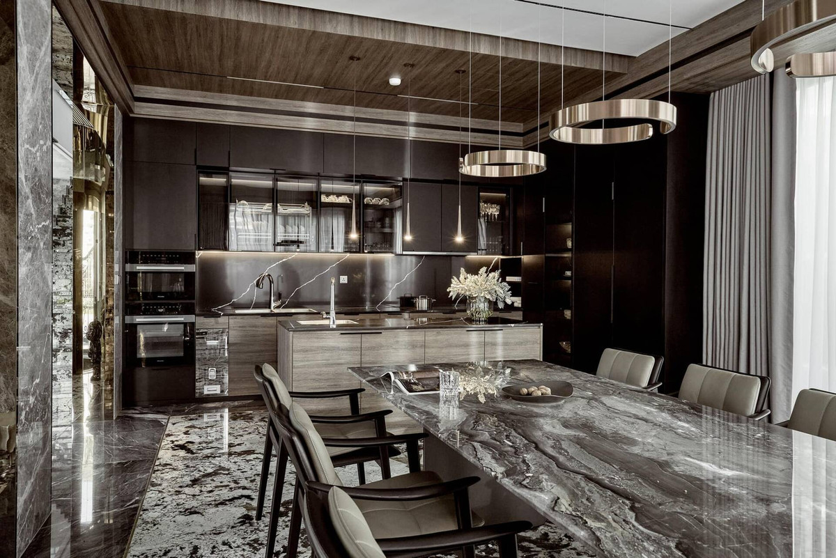 Không gian kiến trúc được ốp lát toàn bộ từ đá cẩm thạch cao cấp tạo thị giác mạnh mẽ. Ảnh: FBNV