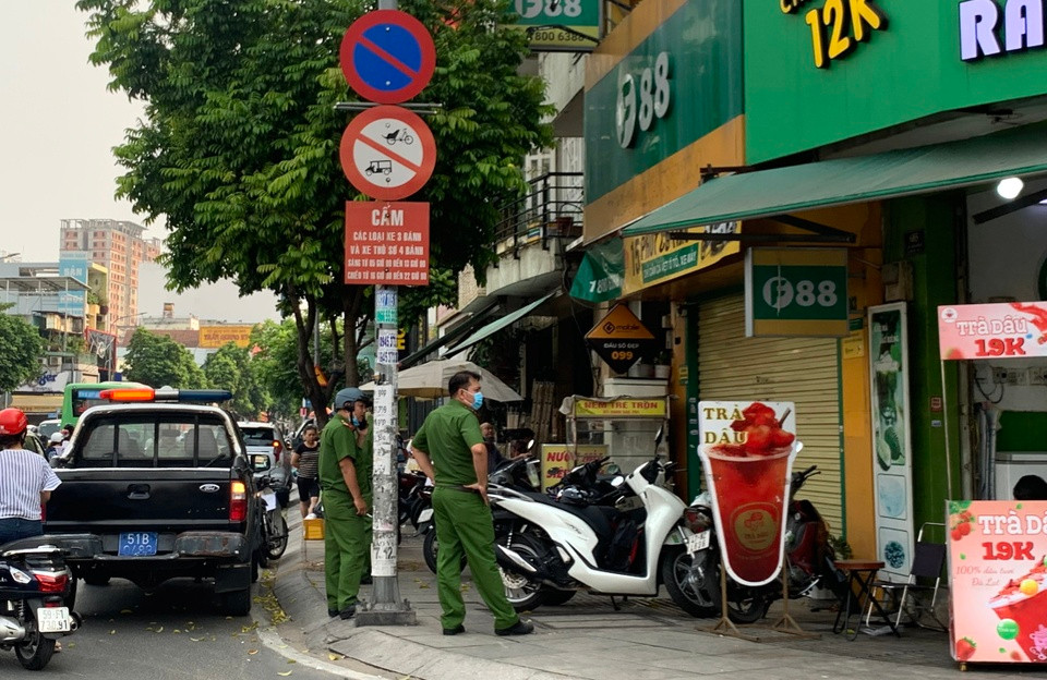 Chiều cùng ngày, cảnh sát tiếp tục có mặt tại nhiều chi nhánh Công ty F88 ở TP HCM để khám xét. Ảnh: Zing