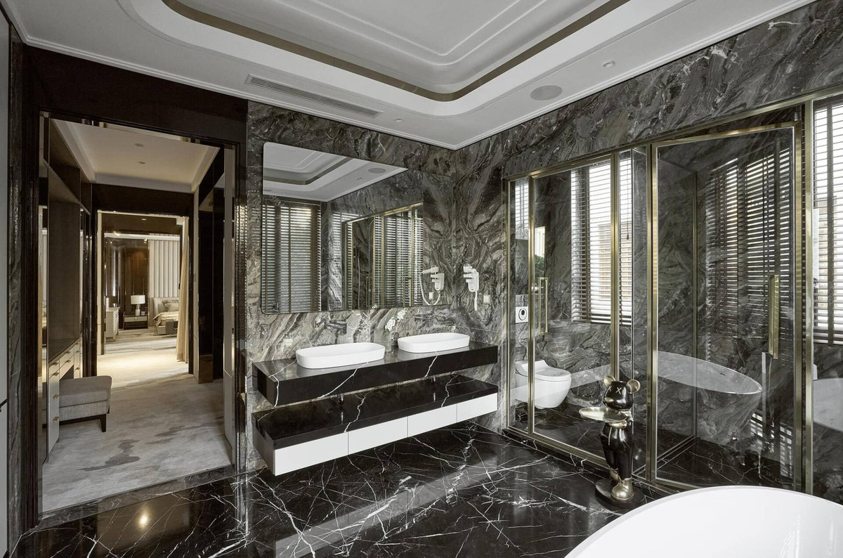 Không gian phòng tắm đẳng cấp 6 sao với hệ cửa kính lớn cùng rèm che đảm bảo riêng tư. Ảnh: FBNV