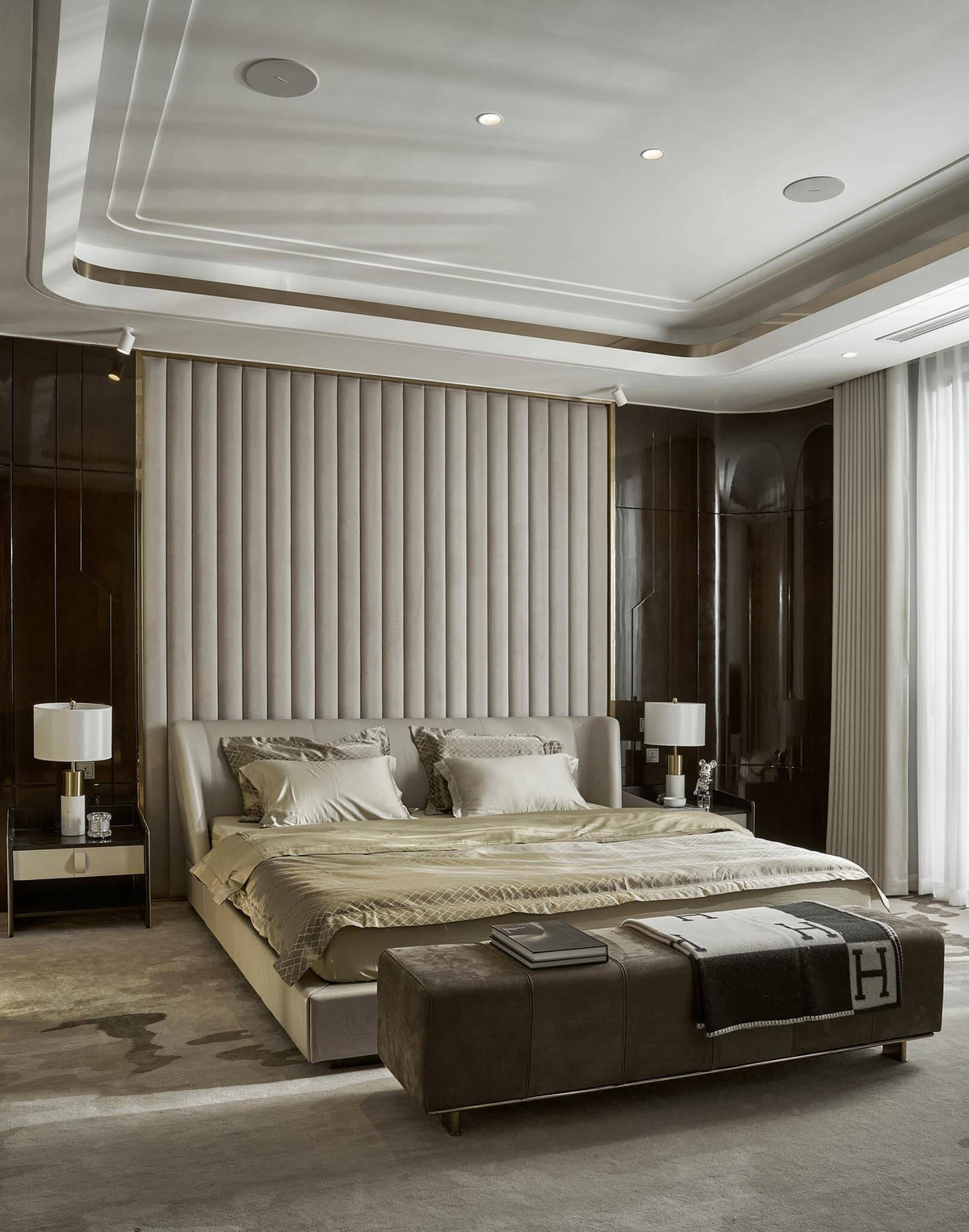 Phòng ngủ sang trọng với gam trắng chủ đạo. Ảnh: FBNV