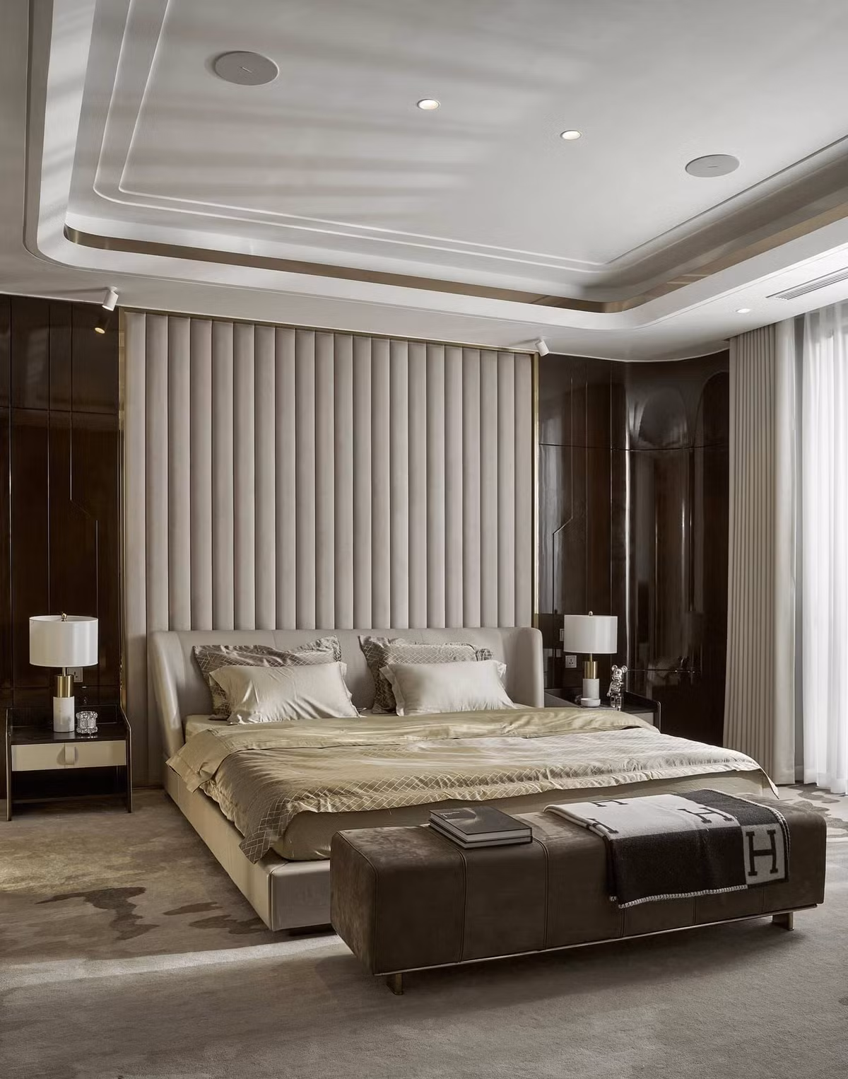 Phòng ngủ sang trọng với gam trắng chủ đạo. Ảnh: FBNV