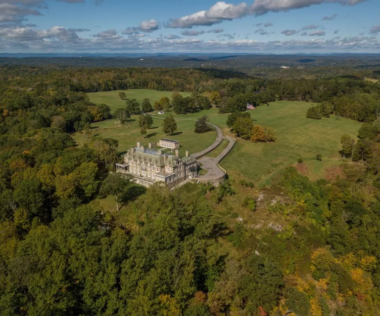 Được mua lần đầu vào năm 1996 với giá 7,5 triệu USD, biệt thự Seven Springs của Trump giờ đây là nơi nghỉ dưỡng biệt lập của gia đình. Ảnh: Homesandgardens.