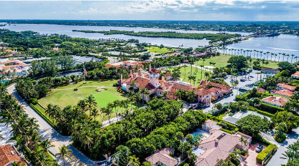 Rời Nhà Trắng, ông Donald Trump chuyển về sống trong dinh thự Mar-a-Lago ở Palm Beach, Florida. Dinh thự có 58 phòng ngủ, 33 phòng tắm và 12 lò sưởi. Ảnh: Instagram