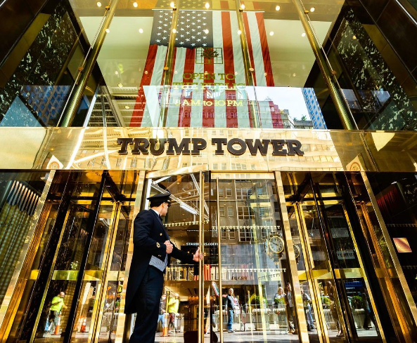 Nổi tiếng nhất là căn hộ áp mái trong toà nhà Trump Tower (New York). Căn hộ sang trọng được định giá 100 triệu USD, là nơi yêu thích của gia đình ông Trump. Ảnh: Instagram
