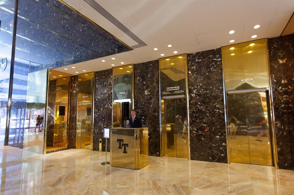 Khu vực lễ tân được ốp có 240 tấn đá cẩm thạch trắng hồng với 4 thang máy dát vàng chỉ phục vụ du khách và một thang máy riêng dành cho các thành viên gia đình Trump. Ảnh: Loveproperty