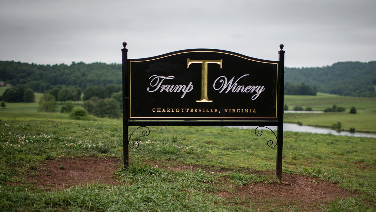 Ngoài ra, ông Trump còn sở hữu trang trại Trump Winery rộng hơn 500 ha tại vùng đồi núi Blue Ridge, miền trung bang Virginia. Thương hiệu này thành lập năm 2011, do Eric Trump, con trai thứ hai của tổng thống Mỹ quản lý. Ảnh: Homesandgardens.