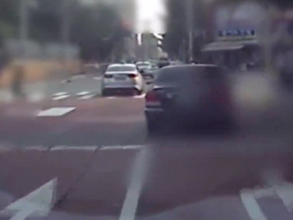 Năm 2018, một người phụ nữ lái chiếc xe sang Hyundai Equus liên tục rải tiền xuống nhiều địa điểm mà cô ta đi qua. Ảnh chụp màn hình