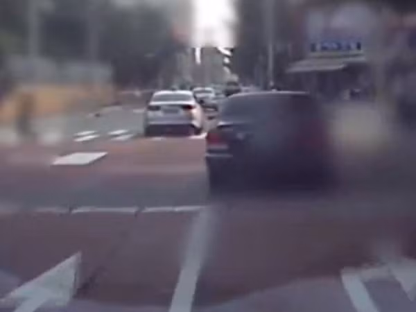 Năm 2018, một người phụ nữ lái chiếc xe sang Hyundai Equus liên tục rải tiền xuống nhiều địa điểm mà cô ta đi qua. Ảnh chụp màn hình