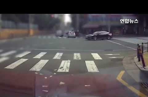 Những tờ tiền có mệnh giá từ 1000 won (hơn 20 nghìn đồng), 5000 won (hơn 100 nghìn đồng) và nhiều nhất là 50.000 won (hơn 1 triệu đồng). Cảnh sát đã nhặt lại được số tiền tổng cộng lên đến 15,8 triệu won (hơn 316 triệu đồng). Ảnh chụp màn hình