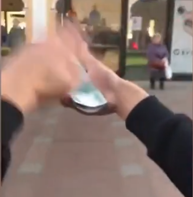 Tháng 7/2018, đoạn video ghi lại cảnh ném tiền trên đường phố của một nhóm bạn trẻ người Nga được đăng tải trên tài khoản Istagram có tên Russian Rich Kids (Hội con nhà giàu Nga) thu hút sự chú ý của nhiều người. Ảnh: DM