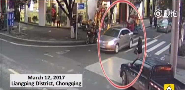 Đầu năm 2017, một phụ nữ tại Trùng Khánh (Trung Quốc) khiến giao thông trên phố ngừng trệ khi đem hàng chục triệu đồng rải bừa bãi. Ảnh chụp màn hình