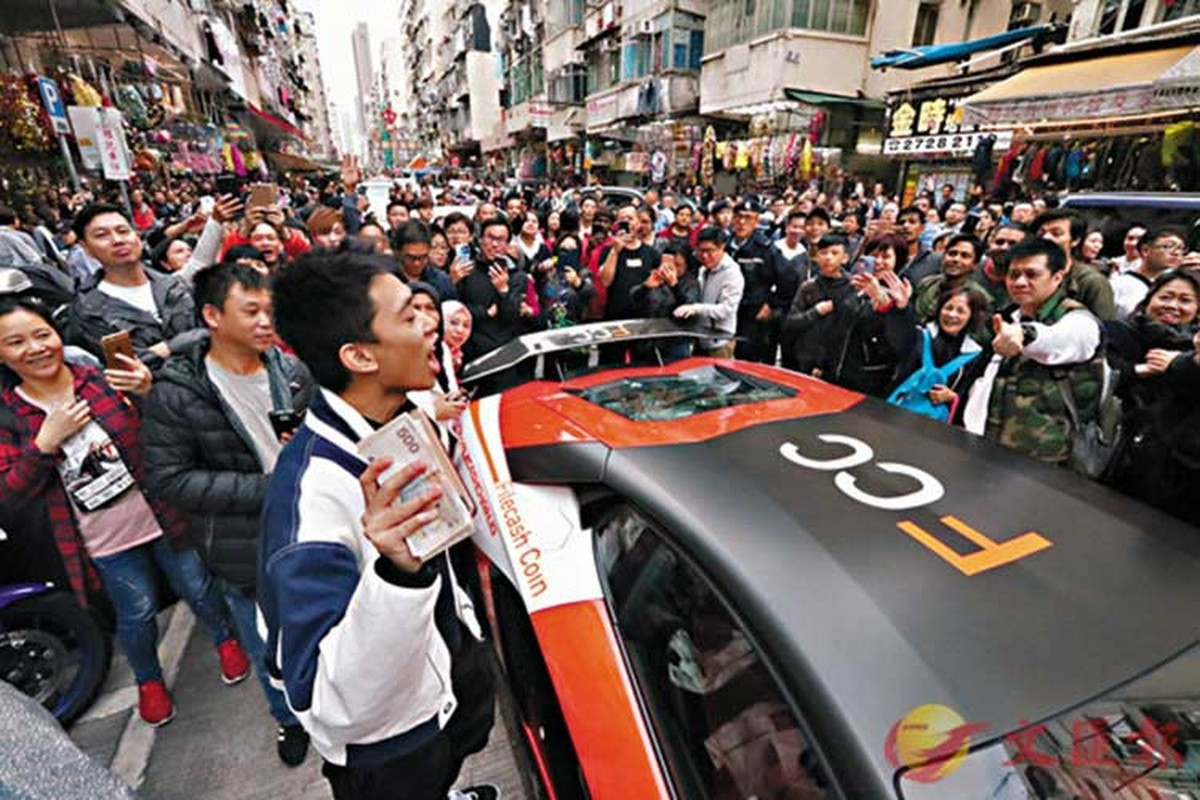 Qua xác minh, chàng trai này tên là Wong Ching, sở hữu trang Epoch Cryptocurrency. Anh được mọi người ví như là một triệu phú Bitcoin. Sau đó, Wong đã bị cảnh sát bắt giữ và bị buộc tội với hành vi gây rối trật tự nơi công cộng. Ảnh: SCMP