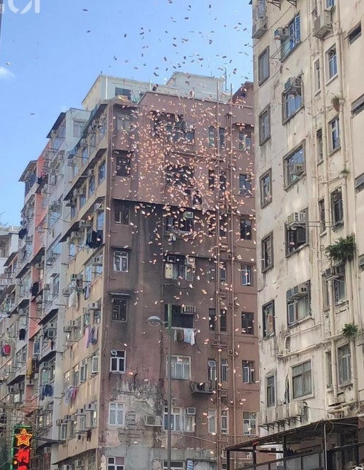 Sau đó, một “cơn mưa tiền” mệnh giá 100 HKD (gần 300 nghìn đồng) từ trên trời rơi xuống. Ngay lập tức, hàng trăm người đã chen lấn nhặt tiền. Ảnh: SCMP