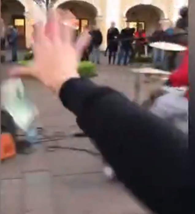 Theo đó, 3 thiếu niên cầm những xấp tiền mặt trước khi thả từng tờ qua cửa sổ xe đang di chuyển trên đường phố ở St. Petersburg. Ảnh: DM