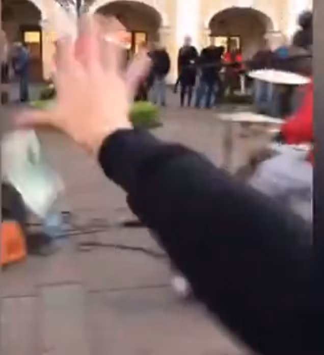 Theo đó, 3 thiếu niên cầm những xấp tiền mặt trước khi thả từng tờ qua cửa sổ xe đang di chuyển trên đường phố ở St. Petersburg. Ảnh: DM