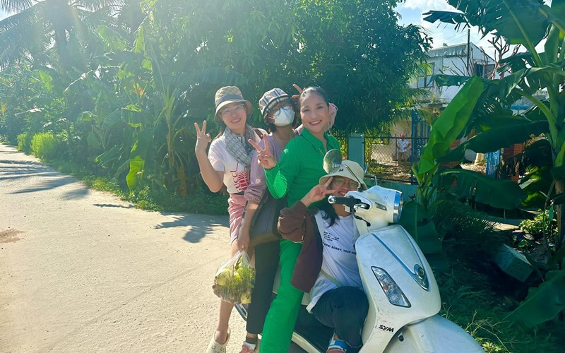 Mới đây, MC Cát Tường đưa bạn bè về thăm khu vườn của bố ở Vĩnh Long. Trước khi đến, nữ MC cho biết: "Nhà tôi giờ vườn không nhà trống, sau 2 tháng đi Úc cỏ mọc đầy đầu, không có cái gì cả". Ảnh chụp màn hình