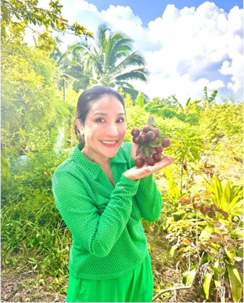 Cây nhãn mới trồng khoảng 2 tháng đã ra quả màu lạ như trái nho khiến Cát Tường thích thú. Ảnh chụp màn hình