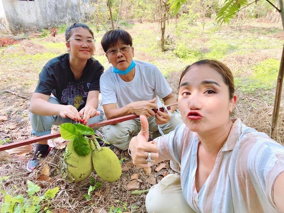 Gia đình MC Cát Tường thích thú hái trái cây trong vườn nhà. Ảnh: FBNV