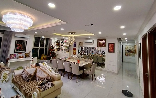 Căn hộ của Phi Thanh Vân rộng 200 m2, được cải tạo từ hai căn hộ liền kề. Ảnh: Vietnamnet