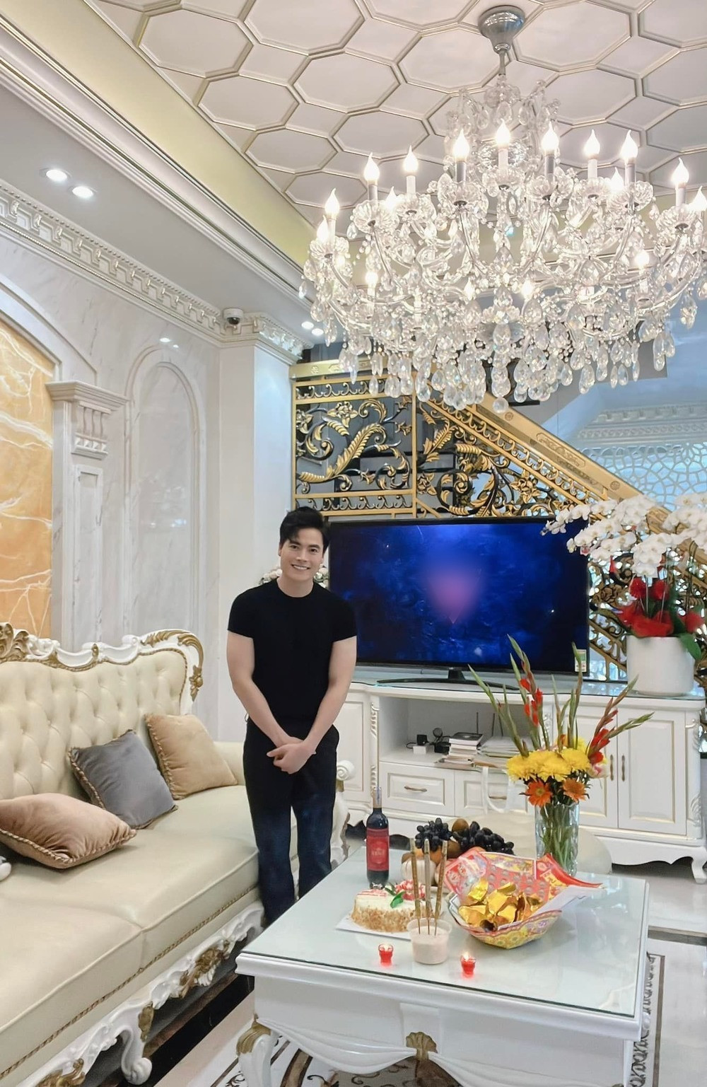 Biệt thự của MC Đại Nghĩa có màu trắng chủ đạo, nội thất mang phong cách hoàng gia, sang trọng và đẳng cấp. Ảnh: FBNV