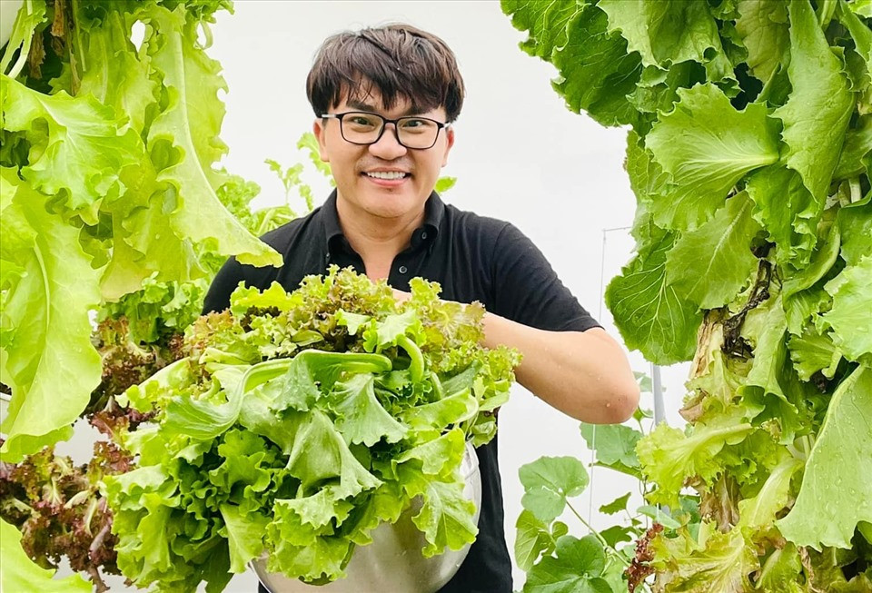 Ngoài nội thất đắt tiền, nam MC còn trồng cả một vườn rau thuỷ canh trên sân thượng. Ảnh: FBNV