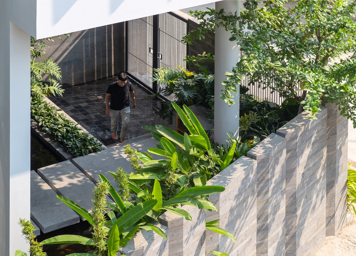 Hàng rào xung quanh nhà được chuyển tiếp hợp lý, chạy theo bức tường chính từ sau nhà và kết thúc ở lối vào phía trước.