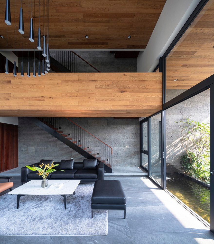 Các khối đá ong lớn được ốp vào bức tường chính của ngôi nhà, đóng vai trò như một vách ngăn giữa ngôi nhà và công trình bên cạnh.