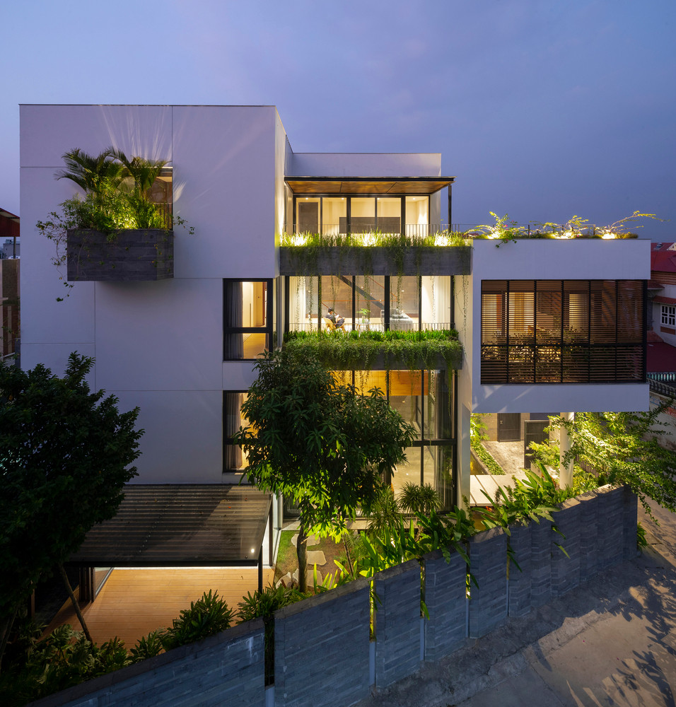 Kiến trúc sư tính toán tỷ lệ đá theo chiều dài và hẹp vì đá ong vẫn chiếm ưu thế. Mục đích là tạo cho hàng rào cảm giác rộng rãi, tỉ mỉ đến từng chi tiết, đối lập với các khối chức năng chính được sơn trắng.