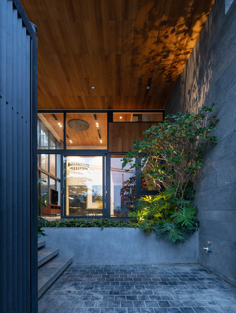 Nhóm thiết kế cũng sử dụng các giải pháp tạo hình, thông gió và chiếu sáng khéo léo để truyền tải hơi thở của kiến trúc nhiệt đới hài hòa giữa nội và ngoại thất.