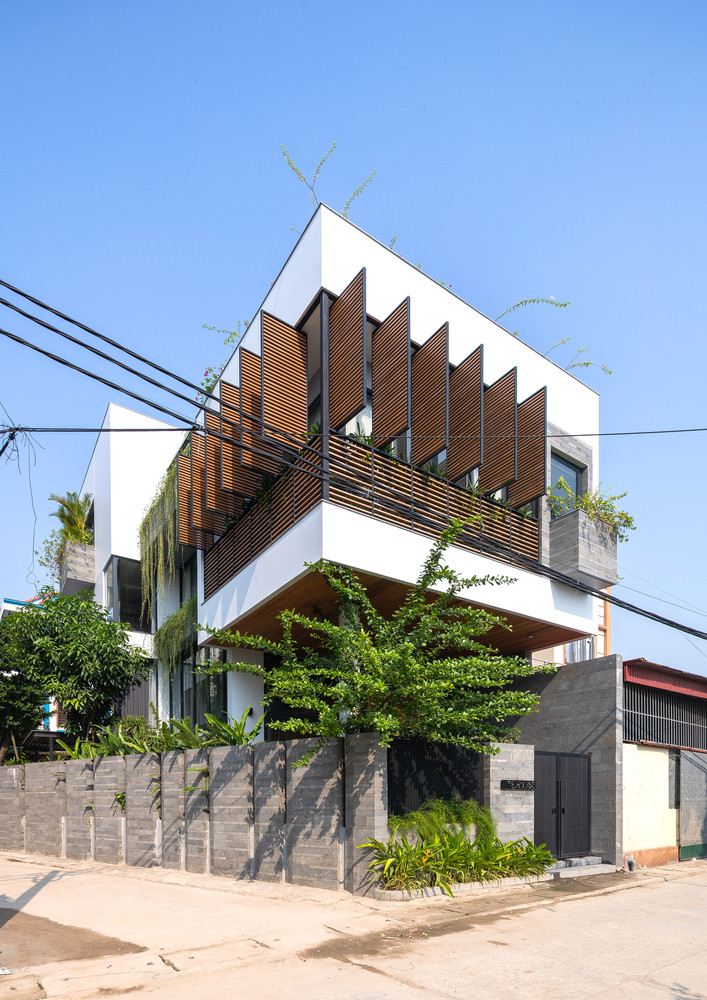 Chủ nhà là cặp vợ chồng trẻ, mong muốn căn nhà sẽ như một món quà dành tặng cho các con. Họ muốn những đứa trẻ được lớn lên trong một ngôi nhà có nhiều ánh sáng tự nhiên và cây xanh.