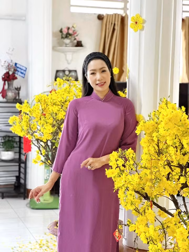 Không chỉ là một Á hậu, NSƯT Trịnh Kim Chi còn là diễn viên nổi tiếng. Ngoài sự nghiệp thành công, Trịnh Kim Chi còn có cuộc sống hôn nhân viên mãn trong căn biệt thự 200m2.