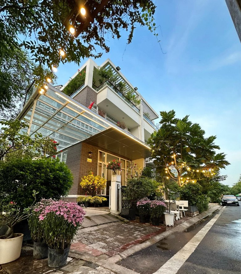 Biệt thự của NSƯT Trịnh Kim Chi toạ lạc tại quận 7, TP HCM bao gồm các không gian sinh hoạt chung, ước tính trị giá khoảng 10 tỷ đồng.