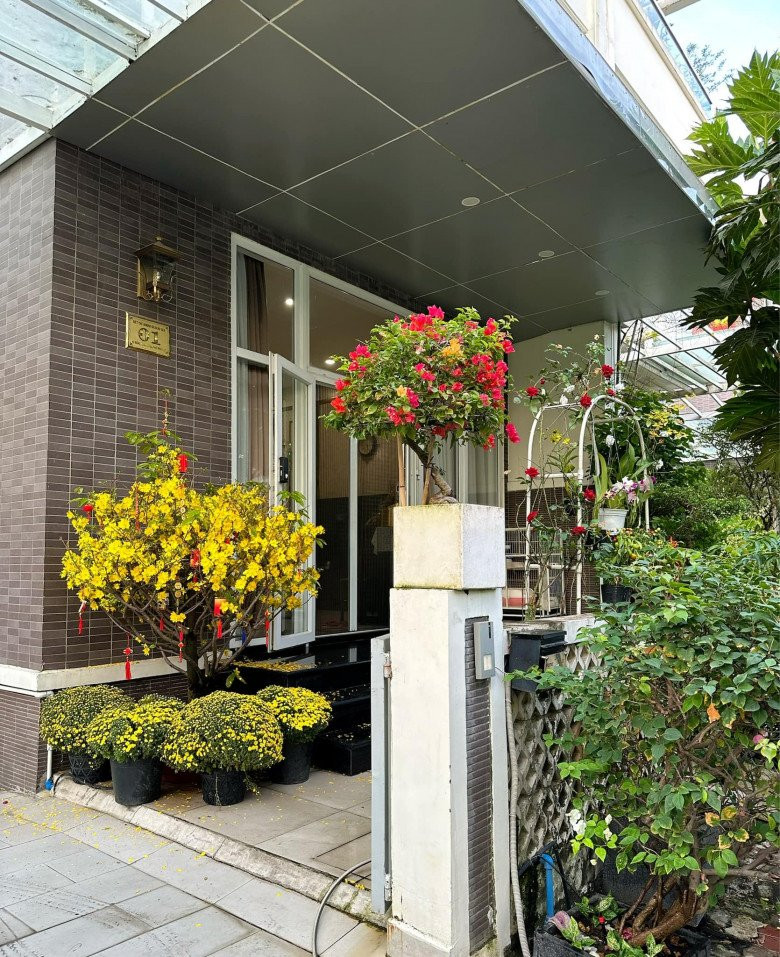 Đây là món quà sinh nhật mà ông xã đại gia tặng cho nữ nghệ sĩ. Tại cơ ngơi này, Á hậu Trịnh Kim Chi thiết kế một khu vườn bao quanh với rất nhiều cây xanh và hoa.