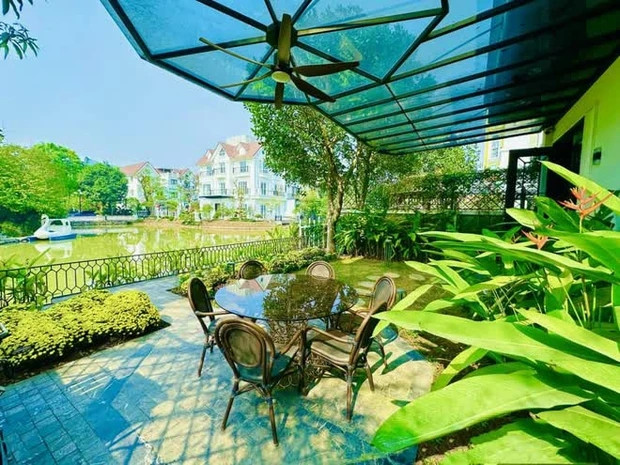 Hiện tại, gia đình Lã Thanh Huyền sống trong căn biệt thự ven hồ thuộc khu đô thị hạng sang của Hà Nội.