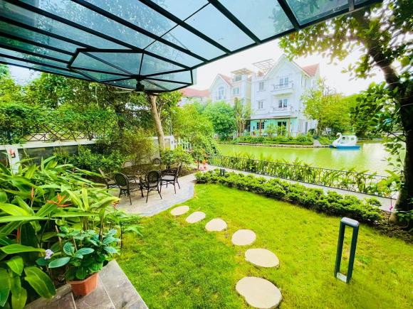 Biệt thự của Lã Thanh Huyền rộng 450 m2 kèm theo 150 m2 sân vườn nhìn thẳng ra hồ.