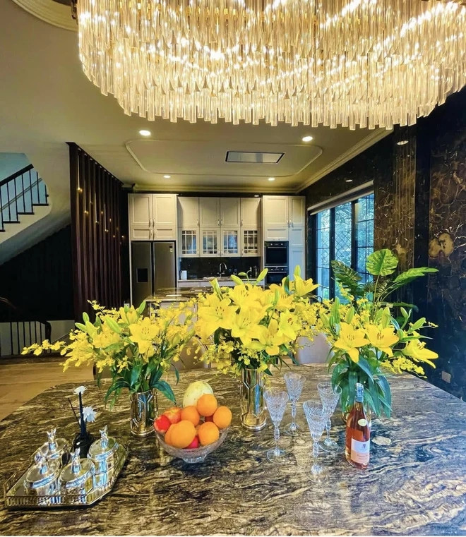 Từ phòng khách, phòng bếp, nhà tắm... đều mang tông màu trang nhã, đồ nội thất lộng lẫy, tinh xảo.