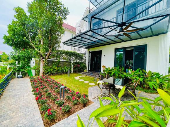 Sân vườn 150 m2 được trồng nhiều cây và hoa.