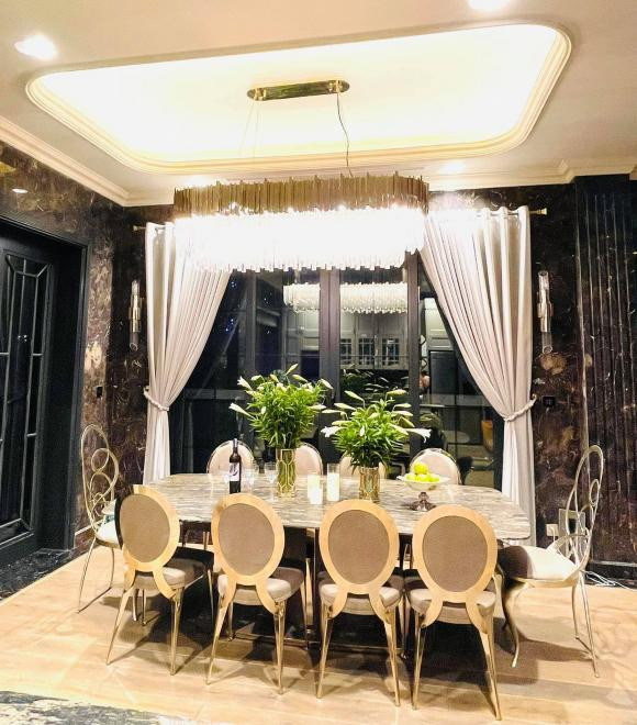 Khu vực bàn ăn sang trọng.