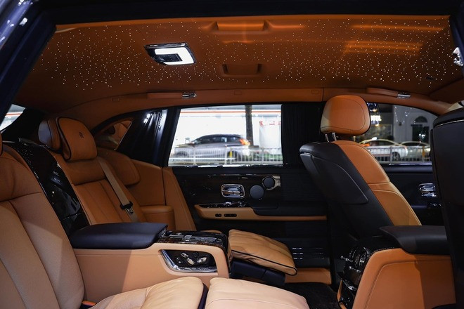 Mới đây, Phan Công Khanh giới thiệu chiếc xe mà theo anh chàng là một trong những siêu xe giá trị nhất ở Việt Nam thời điểm hiện tại - Rolls-Royce Phantom VIII giá khoảng 80 tỷ đồng. Ảnh: FBNV