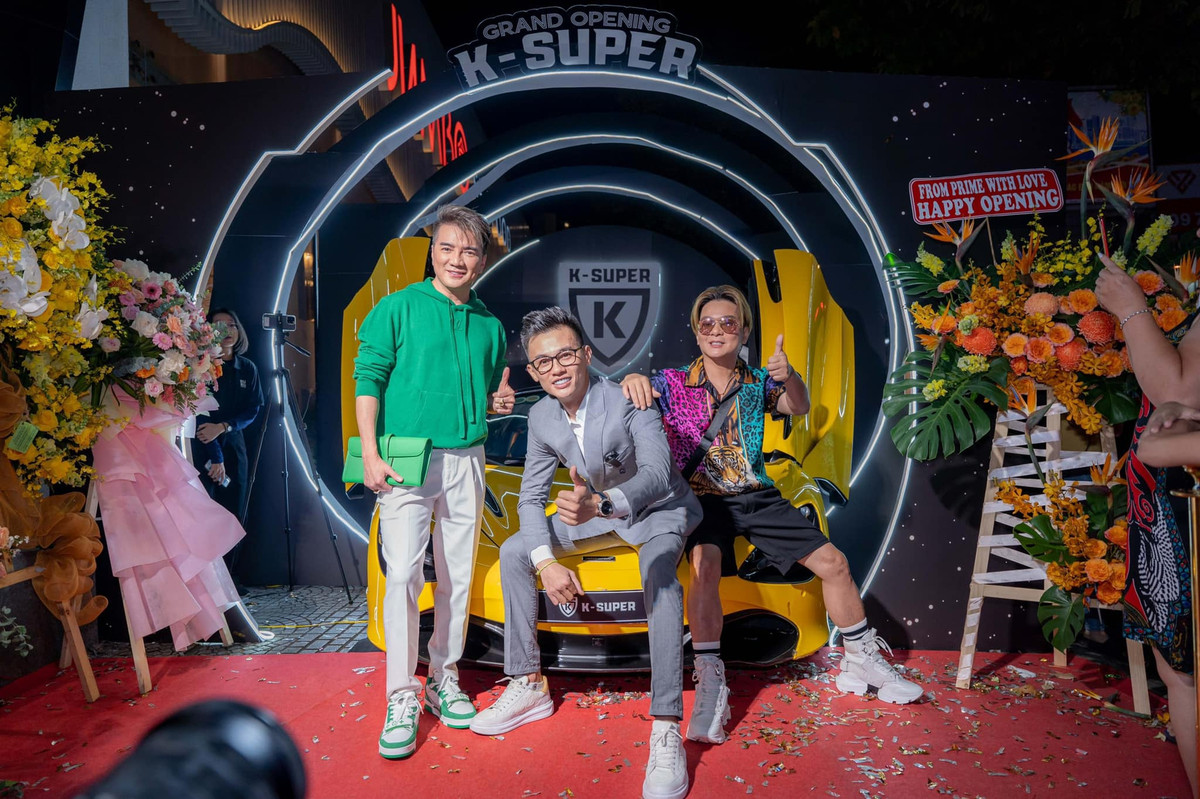 Phan Công Khanh còn có quan hệ với nhiều người nổi tiếng trong Showbiz cũng như giới chơi siêu xe tại Việt Nam như Hoàng Kim Khánh, Cường Đô La, Minh Nhựa, Đặng Lê Nguyên Vũ, Đàm Vĩnh Hưng, Binz, Tuấn Hưng, cầu thủ Quang Hải, thủ môn Bùi Tiến Dũng... Ảnh: FBNV