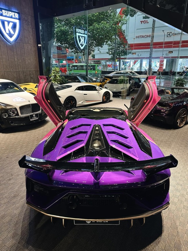 Bên cạnh đó, những chiếc xe Phan Công Khanh còn đặt mua ở nước ngoài và sẽ về nước trong thời gian tới cũng phải lên tới hàng trăm tỷ đồng. Ảnh: FBNV