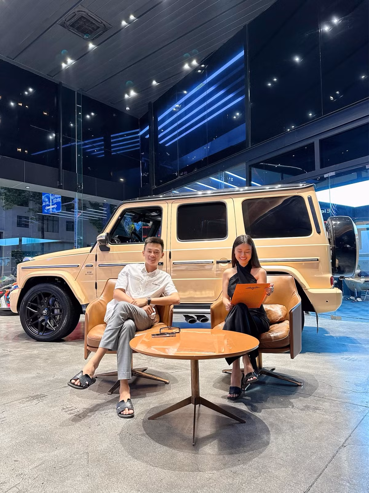 Bộ sưu tập siêu xe của Phan Công Khanh có nhiều cái tên đình đám như McLaren 720S Spider có giá khoảng 23 tỷ đồng, Lamborghini AventadorRoadster khoảng 40 tỷ đồng, Ferrari F8 Tributo khoảng 22 tỷ đồng, Porsche 918 Spyder giá khoảng 24 tỷ đồng, hàng chục chiếc Mercedes-AMG G63 mỗi chiếc khoảng 13 tỷ đồng. Ảnh: FBNV