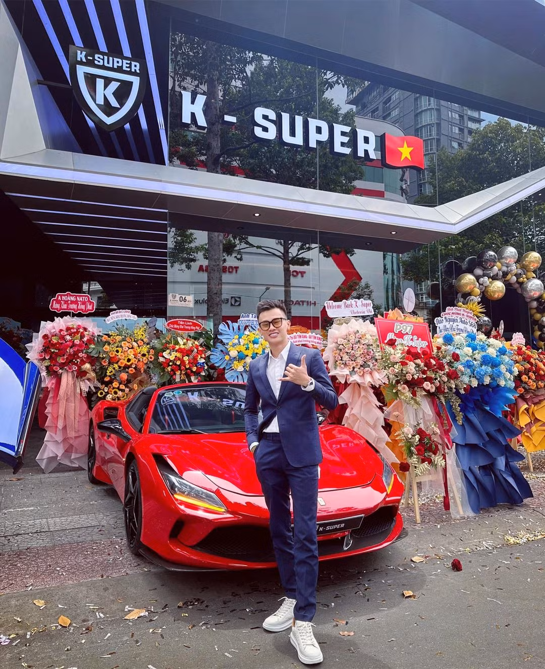 Dù còn khá trẻ nhưng Phan Công Khanh đã là người đại diện pháp luật của Công ty K-Supper ở Sài Gòn - một công ty chuyên kinh doanh ôtô hạng sang có tiếng và sở hữu một showroom ở số 6 đường Trần Hưng Đạo (TP HCM). Ảnh: FBNV