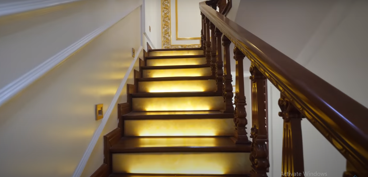 Cầu thang bộ bằng gỗ lim, trang bị hệ thống đèn tự động. Nguồn ảnh: chụp màn hình NhaF