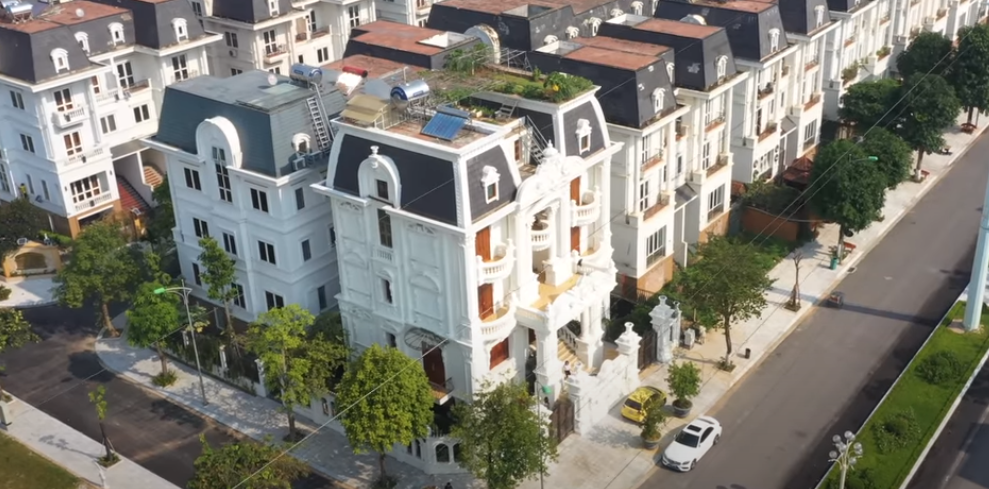 Toạ lạc trên khu đất có diện tích 350 - 400m2 nên ngôi nhà được gọi là "lâu đài mini".