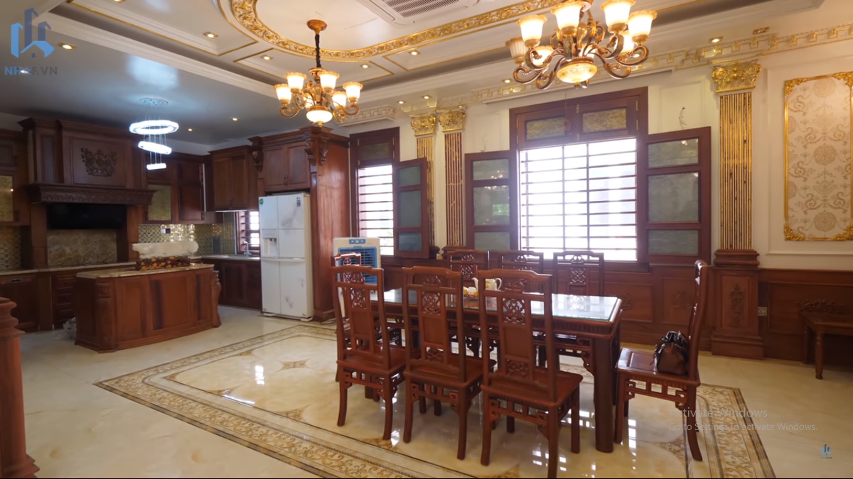 Khu bếp cũng được đồng bộ với nội thất gỗ của ngôi nhà.